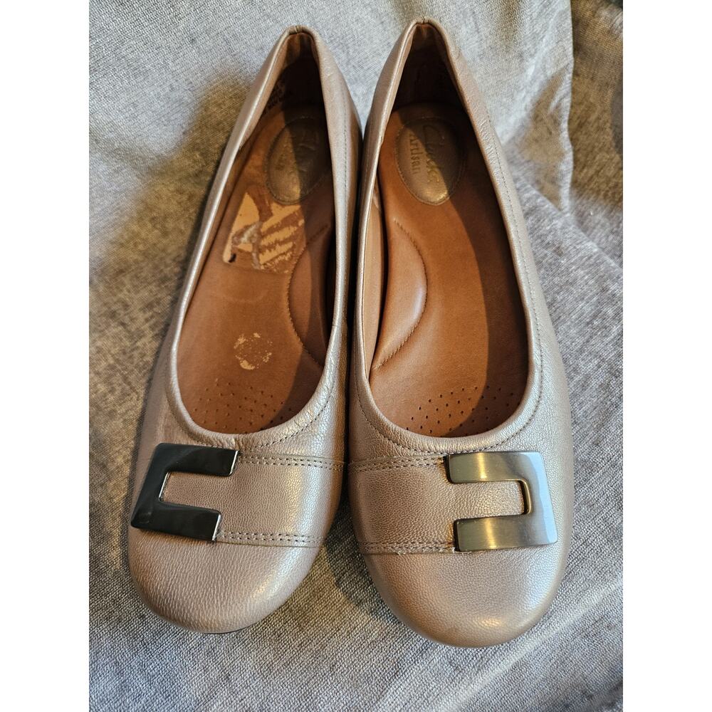 Clarks Women's Beige Leather Ballet Flats Slip-On Round Toe Buckle US 6.5 M